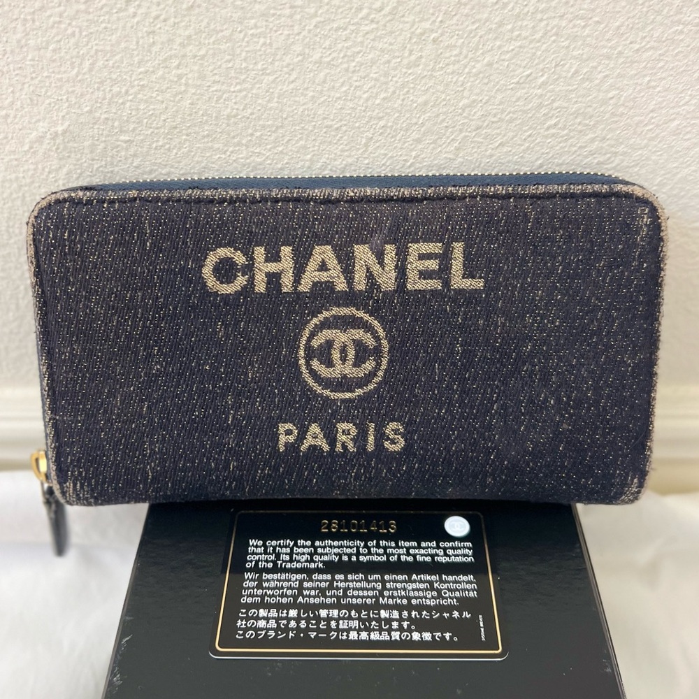 Authentic Chanel zippy wallet